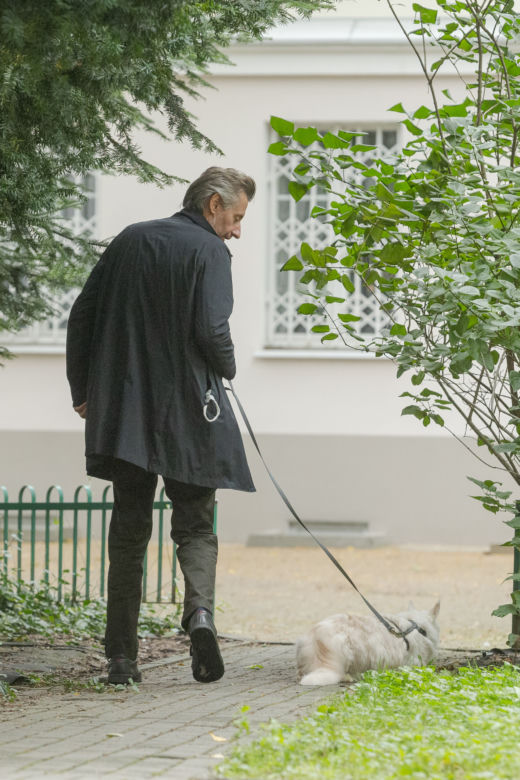Poseł Lewicy Maciej Gdula wybrał się z kotem na spacer