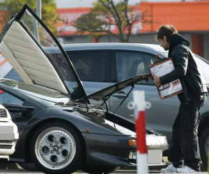 Maciej Musiał najpierw pieści auto, potem dziewczynę