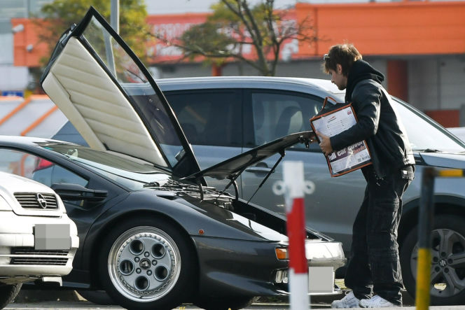 Maciej Musiał najpierw pieści auto, potem dziewczynę