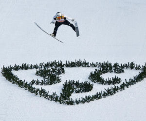 Zwycięzca zawodów Domen Prevc w trakcie skoku