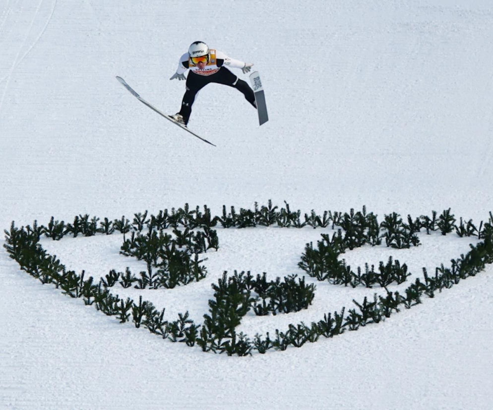 Zwycięzca zawodów Domen Prevc w trakcie skoku