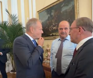 Premier Tusk odwiedził aktorów na planie Rancza. Takiej reakcji widzów się nie spodziewał!
