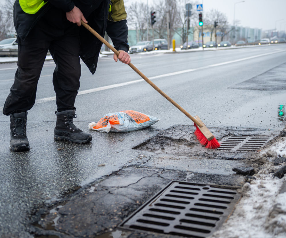 Drogowcy walczą z dziurami w asfalcie