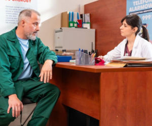 Pierwsza miłość: Zraniony Bartek jest w katastrofalnym stanie. Ilona prosi dyrektora, by przeniósł go na oddział psychiatryczny