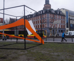 Gigantyczny wieszak w centrum Wrocławia