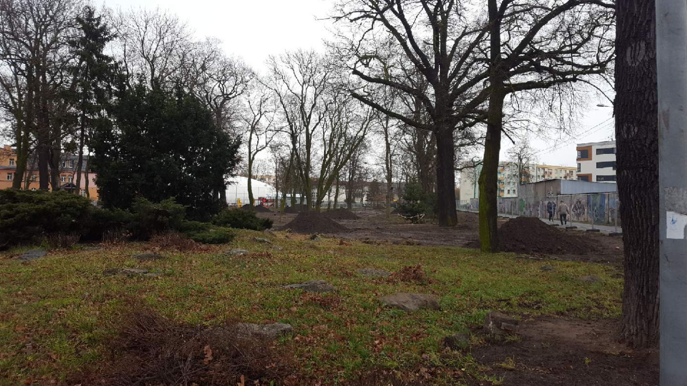 Tu na razie jest... Trwa modernizacja dwóch parków miejskich w Lesznie 