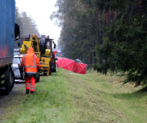 DK 65, Tatarowce. Czołowe zderzenie osobówki i tira. 30-latek i troje dzieci nie żyją