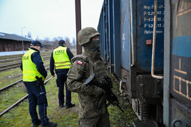 Wojsko patroluje dworzec w Koszalinie