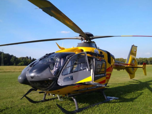 PILNE. Wypadek szkolnego autobusu i osobówki! Ranne dzieci