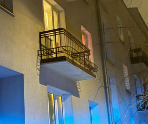 Tragedia w Warszawie. Wyszedł na oblodzony balkon, poślizgnął się i spadł. Nie żyje