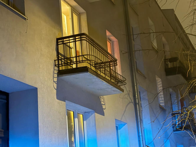 Tragedia w Warszawie. Wyszedł na oblodzony balkon, poślizgnął się i spadł. Nie żyje