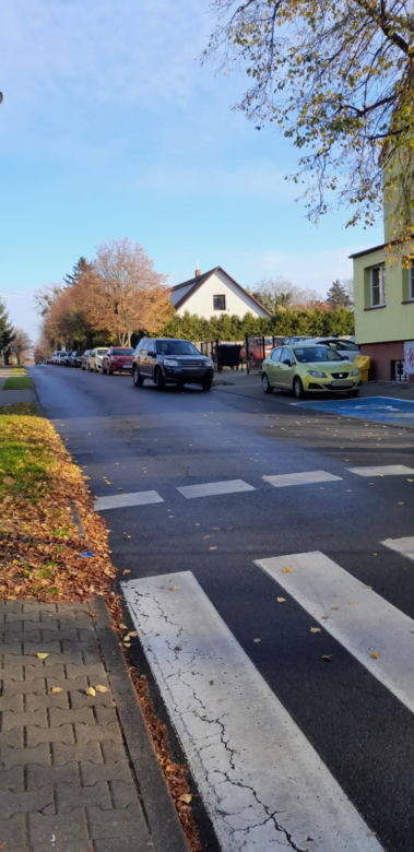 Rowerzystka przeprowadzała rower przez pasy. Potrącił ją samochód