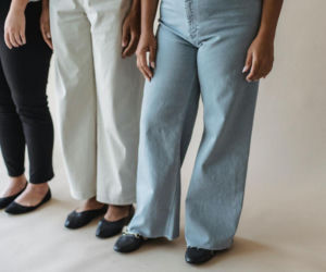 Te spodnie to hit lata 2026. Idealnie sprawdzą się do eleganckich i sportowych stylizacji 