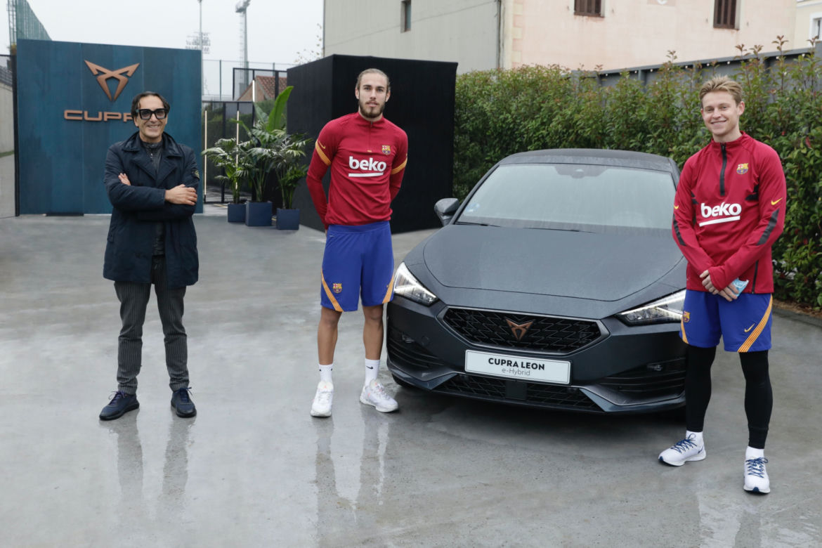 Piłkarze FC Barcelona w nowych samochodach marki Cupra