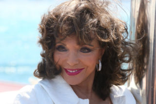 Joan Collins skradła show na czerwonym dywanie. 92-letnia gwiazda wygląda obłędnie u boku młodszego męża