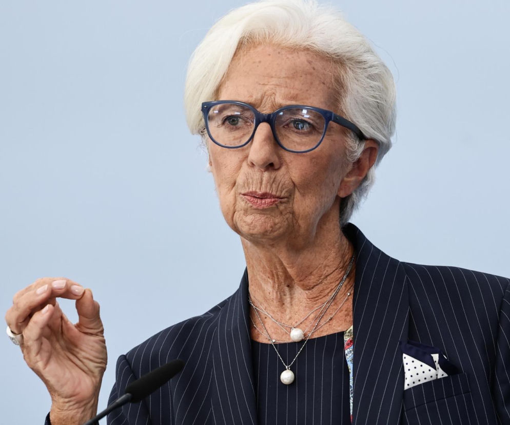 Prezes EBC Christine Lagarde w niebieskich okularach. O jej rezygnacji przeczytasz na SE Superbiz.