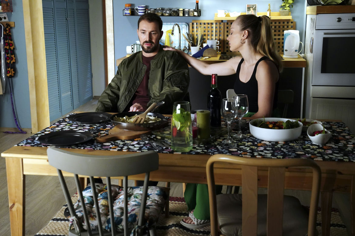 Barwy szczęścia odc. 2801. Renata (Anna Mrozowska), Marcin Kodur (Oskar Stoczyński)