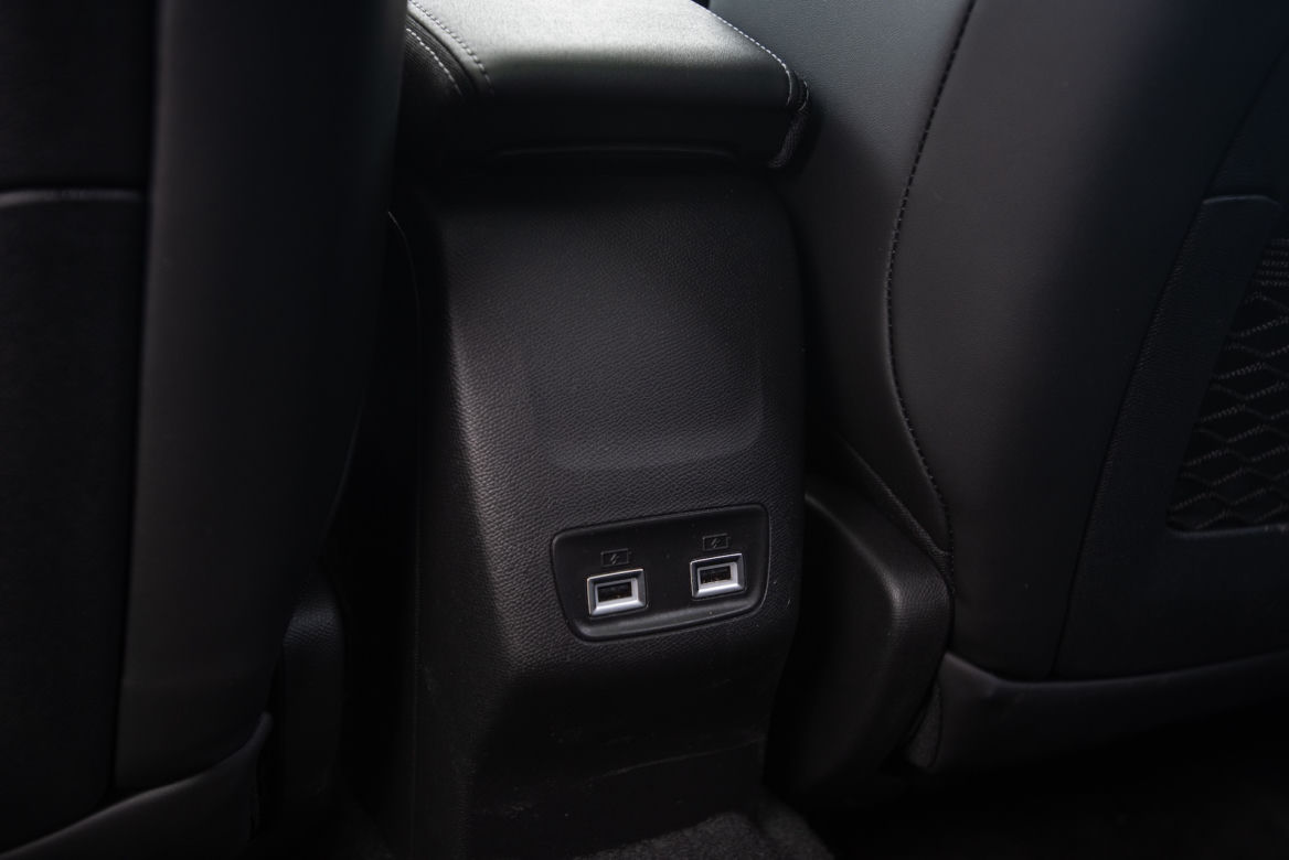 Peugeot 2008 GT Line vs Renault Captur Intens