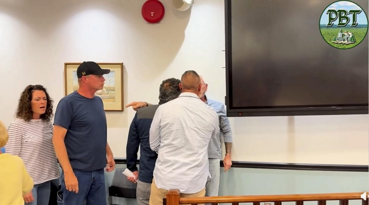 Burmistrz rzucił się na mieszkańca na obradach rady miasta w New Jersey