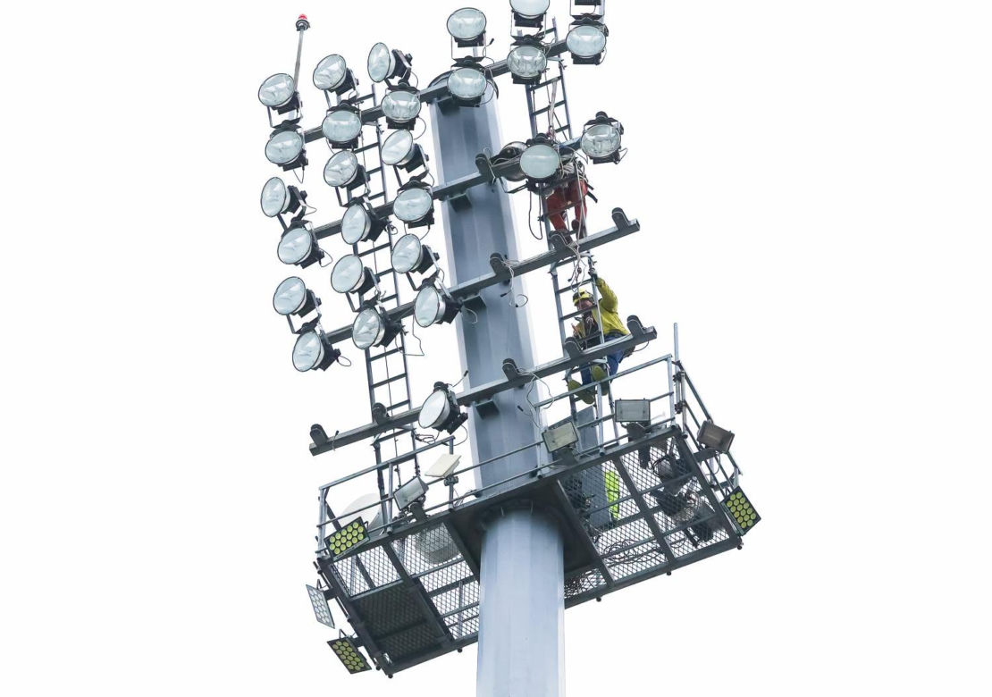 Wymiana oświetlenia na stadionie Smoczyka w Lesznie
