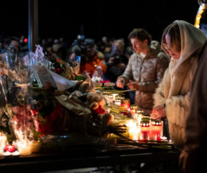 Szwajcaria. Śmiertelny pożar w kurorcie Crans-Montana. Ludzie modlą się za zmarłych i przynoszą kwiaty [ZDJĘCIA].