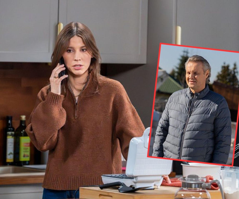 Młoda kobieta o jasnobrązowych włosach rozmawia przez telefon w kuchni, obok niej na zdjęciu w ramce mężczyzna w szarej kurtce. Kobieta jest pogrążona w rozmowie, obok niej wafelki. Zdjęcie ilustruje odcinek „Pierwszej Miłości”, gdzie Mikołaj mści się na Kalinie. Więcej o losach bohaterów przeczytasz na Super Seriale.