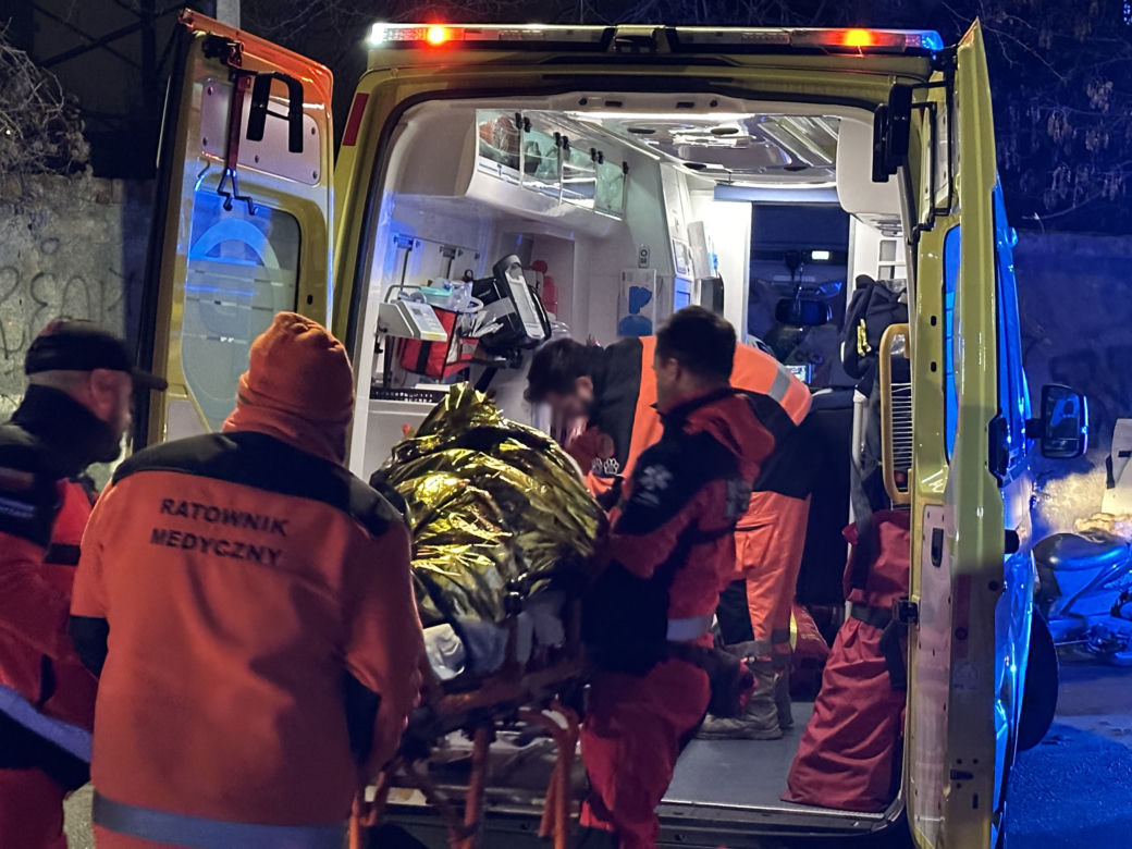 Zaatakował dostawcę jedzenia i padł jak rażony gromem. Szokująca agresja na Woli