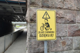 Nowe tablice znaki dla rowerzystów pod wiaduktem garwolińskim w Siedlcach