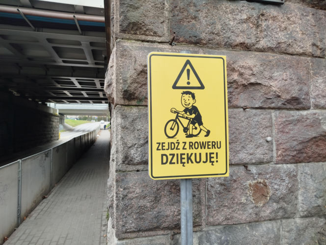 Nowe tablice znaki dla rowerzystów pod wiaduktem garwolińskim w Siedlcach
