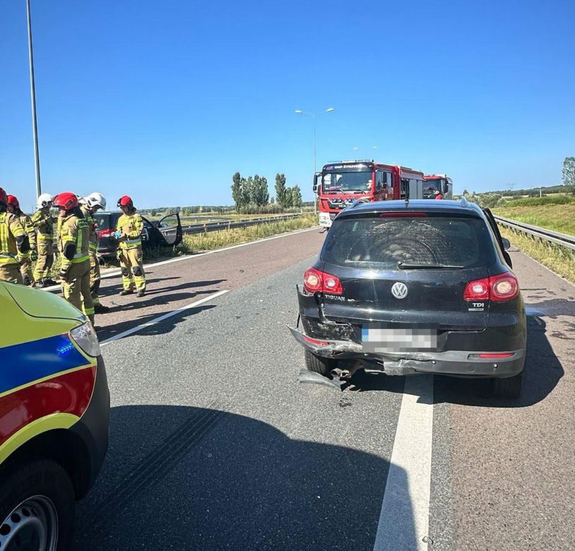 Poważny wypadek na S17. Zderzyły się dwie osobówki i ciężarówka. Droga zablokowana!