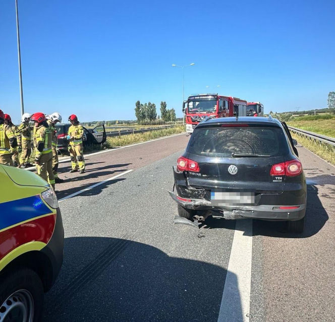 Poważny wypadek na S17. Zderzyły się dwie osobówki i ciężarówka. Droga zablokowana!