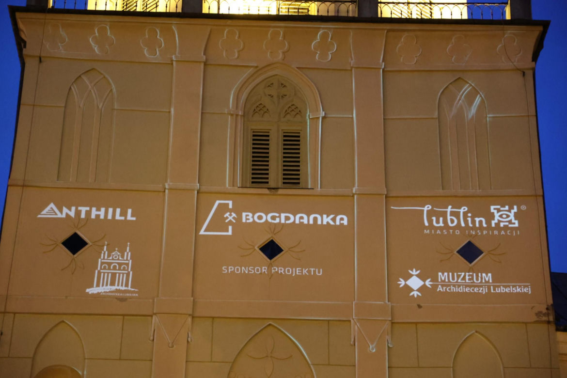 Wieża Trynitarska w Lublinie w świątecznej odsłonie. Na jej elewacji można podziwiać wyjątkową iluminację