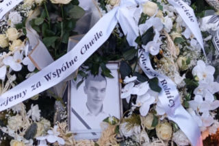 Grób 18-letniego Adama utonął w kwiatach