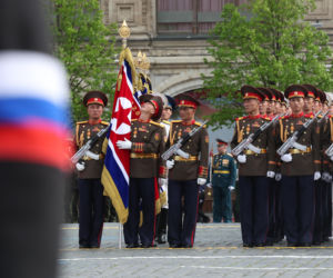 Sojusz za miliardy dolarów. Korea Północna liczy zyski z wojny, wysyłając broń i żołnierzy do Rosji