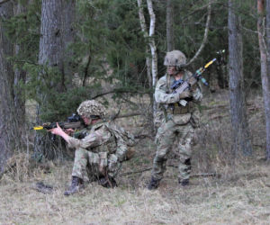 Brytyjscy żołnierze, ćwiczenia na poligonie