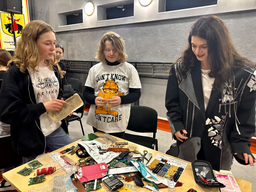 Szykowne śmieci – projekt „Moda na recykling” w gminie Mordy
