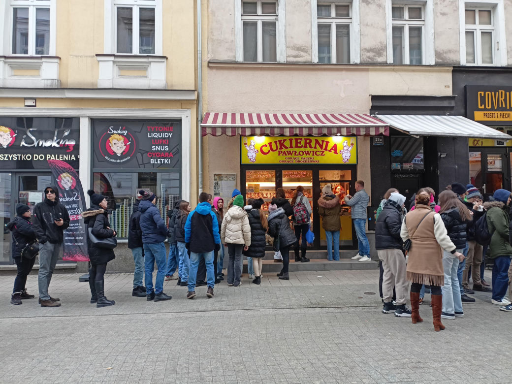 Kolejki pod cukierniami w Poznaniu. Tłusty czwartek 2024