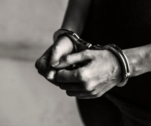 Uderzył policjanta, a potem wylądował na chodniku. Agresywny 38-latek został zatrzymany