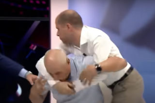 Politycy POBILI SIE NA WIZJI - w ruch poszły pięści! [WIDEO]