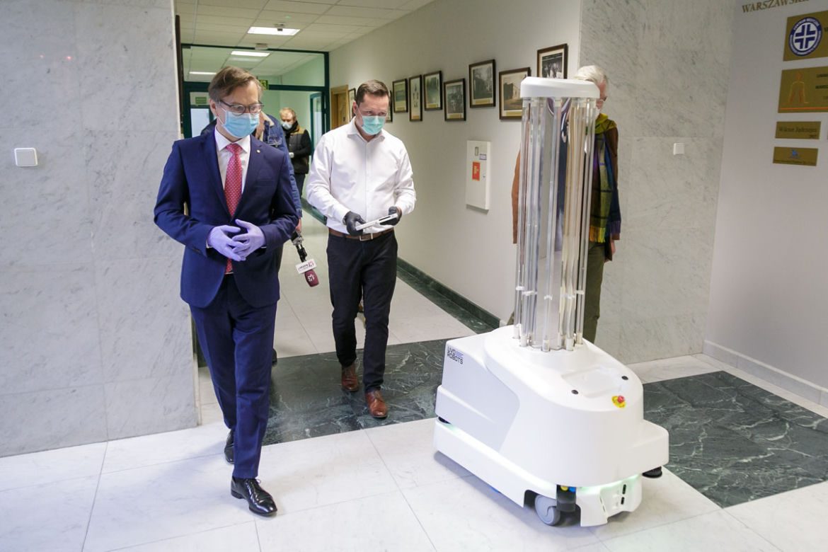 Robot będzie walczył z koronawirusem!