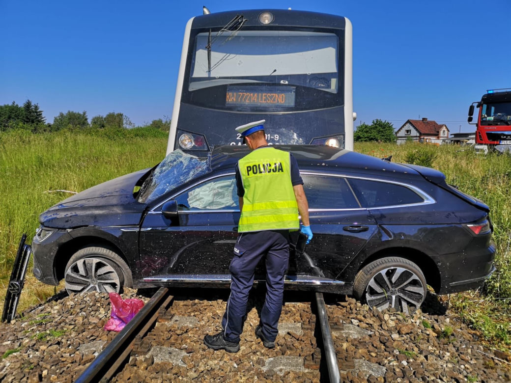 Tragednia pod Lesznem na przejeździe kolejowym. Nie żyje jedna osoba 
