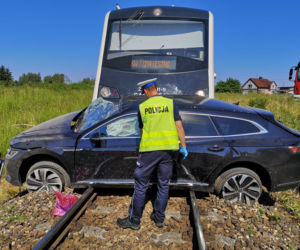 Tragednia pod Lesznem na przejeździe kolejowym. Nie żyje jedna osoba 