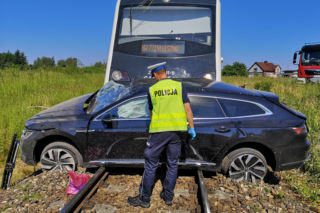 Tragedia na przejeździe kolejowym. Nie żyje jedna osoba [ZDJĘCIA]