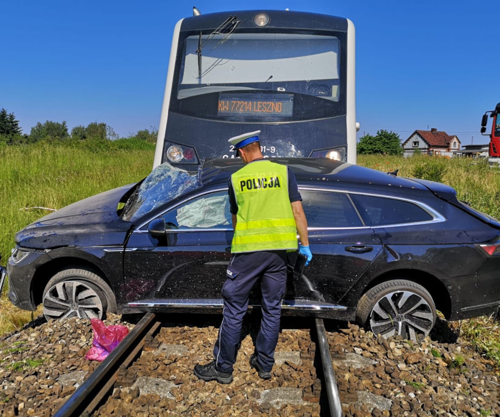 Tragednia pod Lesznem na przejeździe kolejowym. Nie żyje jedna osoba 