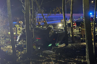 24-latek dachował Audi aż wypadł silnik! Przez cztery powiaty uciekał przed policją