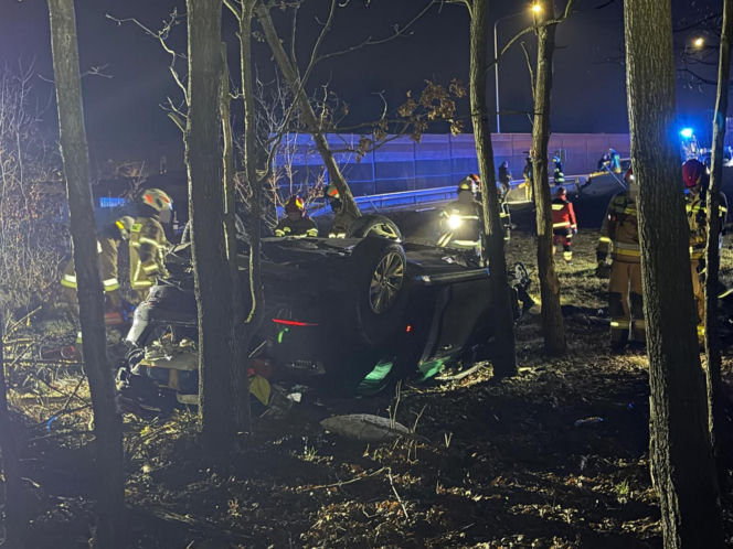 24-latek dachował Audi aż wypadł silnik! Przez cztery powiaty uciekał przed policją