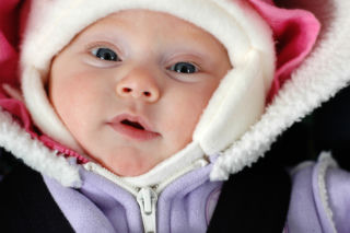 Nasze babcie nie miały racji. Lepiej nie ubieraj tak dziecka zimą