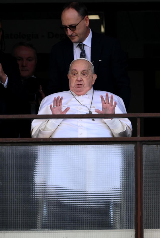 Papież Franciszek pokazał się publicznie. Ojciec Święty pozdrowił wiernych