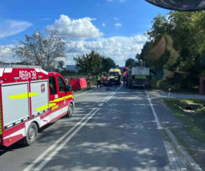 Honda z impetem uderzyła w sieczkarnik. 49-latek nie żyje