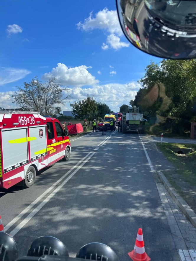 Honda z impetem uderzyła w sieczkarnik. 49-latek nie żyje